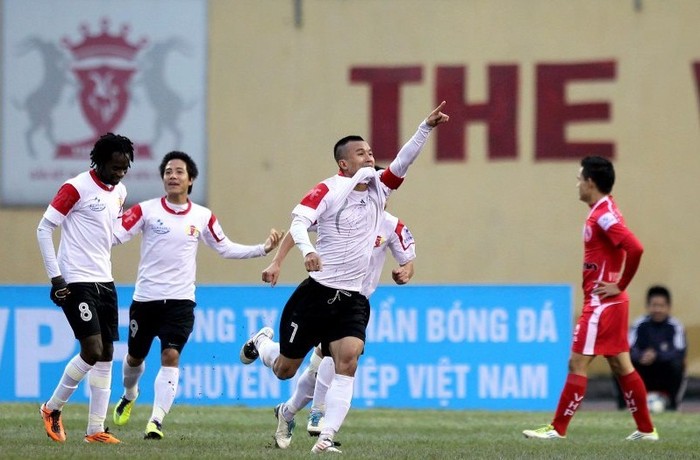 Đội trưởng Mai Tiến Thành bên phía The Vissai Ninh Bình là người ‘châm ngòi’ cho chiến thắng 2-0 của đội bóng cố đô Hoa Lư.